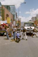 Taxi moto hilare dans une rue de Caracas
