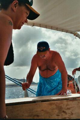 Le Skipper avec le barracuda au large de St. Vincent