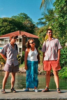 Olivier, Agnès & Thomas au BoatYard Yacht Club à Grenade